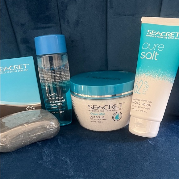 Seacret Skincare Set with Blue Accents - Picture 1 of 5